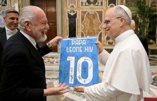 Foto Vatican News FOTO De Laurentiis, dono per Papa Leone XIV: la maglia speciale del Napoli- immagine 2