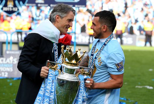 Roberto Mancini e Carlos Tevez festeggiano col Manchester City la Premier League 2011-2012 (Foto di Alex Livesey/Getty Images) Roberto Mancini e Carlos Tevez festeggiano col Manchester City la Premier League 2011-2012