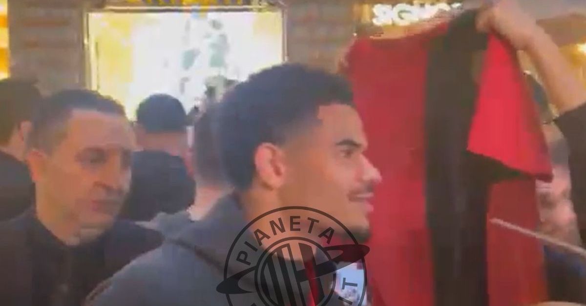 Milan, sorrisi e autografi per Athekame con i tifosi rossoneri | PM Milan, sorrisi e autografi per Athekame con i tifosi rossoneri | PM