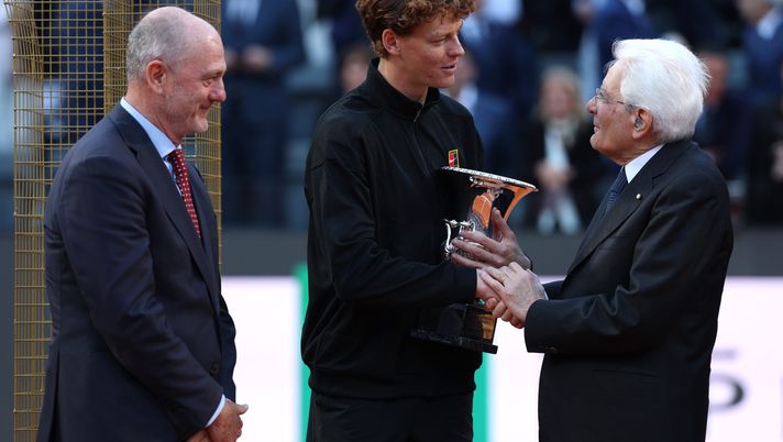 ROME, ITALY - MAY 17: Sergio Mattarella, President of Italy, presents the trophy to Jannik Sinner of Italy alongside Angelo Binaghi, President of the Italian Tennis and Padel Federation, following victory against Casper Ruud of Norway in the Men's Singles Final match on Day Thirteen of the Internazionali BNL D'Italia 2026 at Foro Italico on May 17, 2026 in Rome, Italy. (Photo by Clive Brunskill/Getty Images) Binaghi: “Spero che tutto il caos del derby abbia insegnato qualcosa” - immagine 1