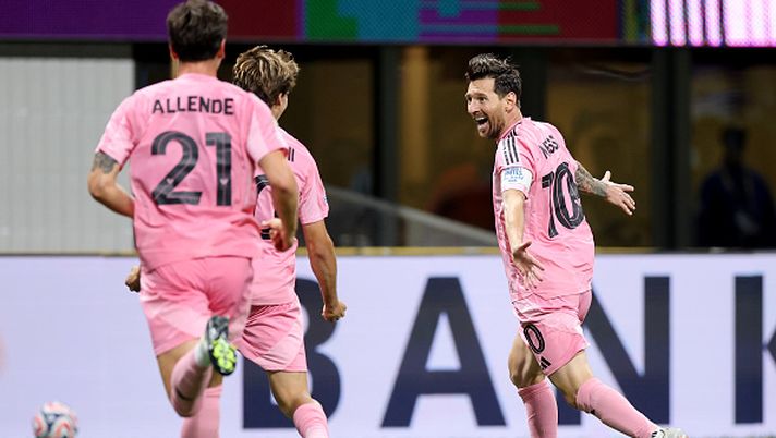ATLANTA, GEORGIA - JUNE 19: Lionel Messi #10 of Inter Miami CF celebrates scoring his team's second goal during the FIFA Club World Cup 2025 group A match between Internacional CF Miami and FC Porto at Mercedes-Benz Stadium on June 19, 2025 in Atlanta, Georgia. (Photo by Alex Grimm/Getty Images) MLS, New York City-Inter Miami: dove vedere il match in diretta tv e streaming - immagine 1
