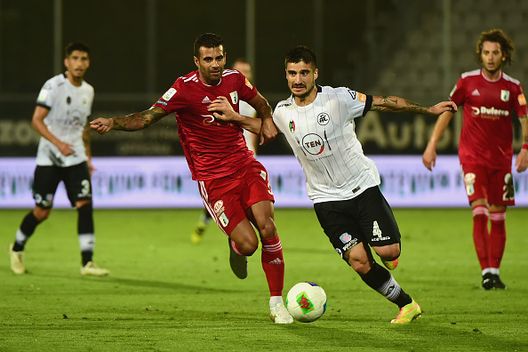 LA SPEZIA, ITALIA - 27 LUGLIO: (L - R) Andrea Schemetti, centrocampista della Virtus Entella, gareggia per il pallone con Gennaro Acampora dell'SC Spezia durante la partita di serie B tra ASC Spezia e Virtus Entella allo Stadio Alberto Picco il 27 luglio 2020 a La Spezia, Italia. (Foto di Pier Marco Tacca/Getty Images per Lega Serie B) Virtus Entella-Spezia, derby dal peso di una finale: il pronostico di DDD- immagine 2