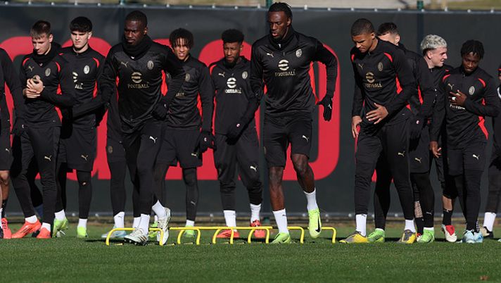 CAIRATE, ITALY - DECEMBER 27: Players of AC Milan in action during a AC Milan training session at Milanello on December 27, 2024 in Cairate, Italy. (Photo by Claudio Villa/AC Milan via Getty Images)  Milan in emergenza, Roma in piena cura Ranieri: analisi e pronostico della sfida - immagine 1