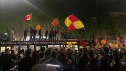 Video – Roma, tifosi impazziti: a Ponte Milvio tutti sull’autobus