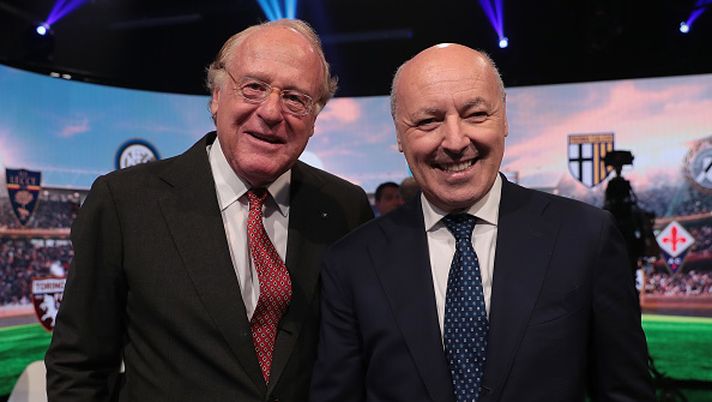 MILAN, ITALY - JULY 29:  AC Milan President Paolo Scaroni (L) poses with FC Internazionale CEO Giuseppe Marotta during the Serie A 2019/2020 fixture unveiling on July 29, 2019 in Milan, Italy.  (Photo by Emilio Andreoli/Getty Images for Lega Serie A)  ORDINE, Marotta e Conte: ma anche le 2 stelle e le 7 Champions - immagine 1