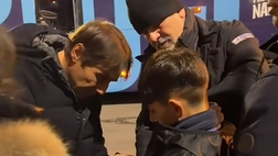 Conte, autografi e foto con i tifosi a Udine: la risposta alla domanda di un papà