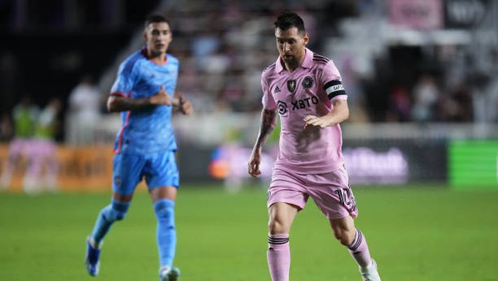 FORT LAUDERDALE, FLORIDA - NOVEMBER 10: Lionel Messi #10 of Inter Miami CF dribbles the ball against the New York City FC during the second half at DRV PNK Stadium on November 10, 2023 in Fort Lauderdale, Florida. (Photo by Rich Storry/Getty Images) Amichevole Barça-Miami in estate? Gli americani rifiutano la proposta - immagine 1