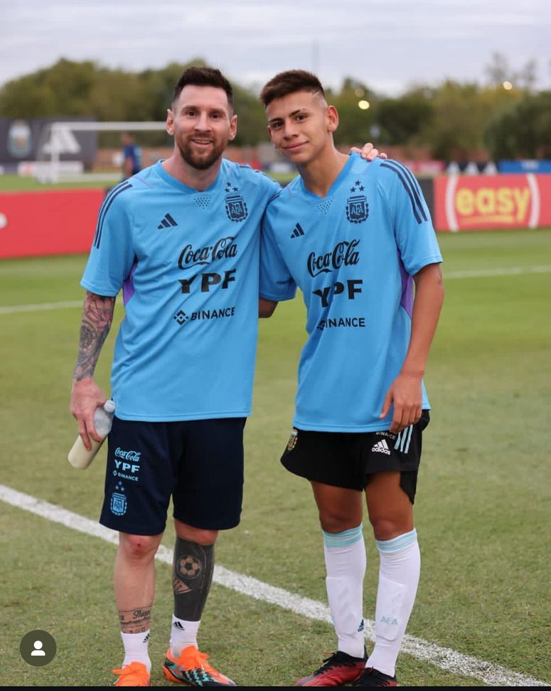 Echeverri, Diablito con estro e ambizione: il nuovo 10 cresciuto nel mito di Messi- immagine 2