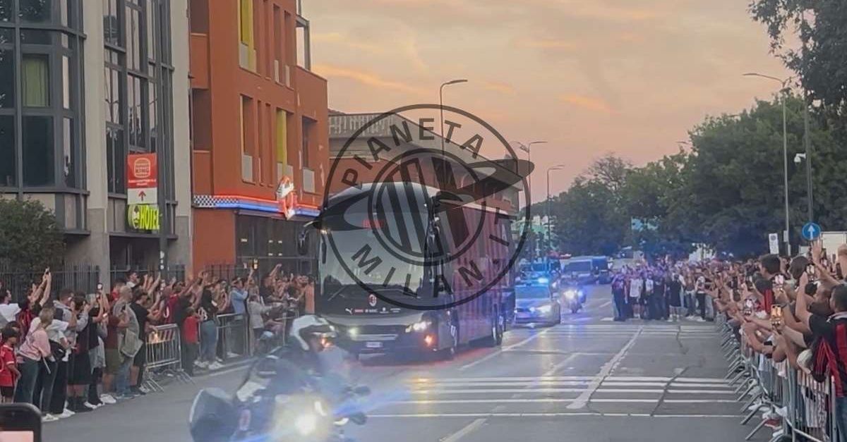 VIDEO, Milan Bologna: pullman rossonero arrivato a San Siro | PM News VIDEO, Milan Bologna: pullman rossonero arrivato a San Siro | PM News