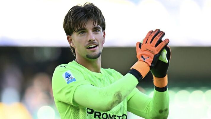 VERONA, ITALY - NOVEMBER 23: Edoardo Corvi of Parma Calcio celebrates during the Serie A match between Hellas Verona FC and Parma Calcio 1913 at Stadio Marcantonio Bentegodi on November 23, 2025 in Verona, Italy. (Photo by Alessandro Sabattini/Getty Images) Parma-Udinese, le formazioni ufficiali: da Ekkelenkamp e Zanoli a Corvi e Valeri - immagine 1