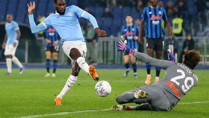 ROME, ITALY - MARCH 04: Boulaye Dia of Lazio scores his team's second goal past Marco Carnesecchi of Atalanta during the Coppa Italia match between SS Lazio and Atalanta BC at Olimpico Stadium on March 04, 2026 in Rome, Italy. (Photo by Paolo Bruno/Getty Images) Lazio, Dia deve dare un segnale: a Firenze Sarri punta su di lui in attacco - immagine 1