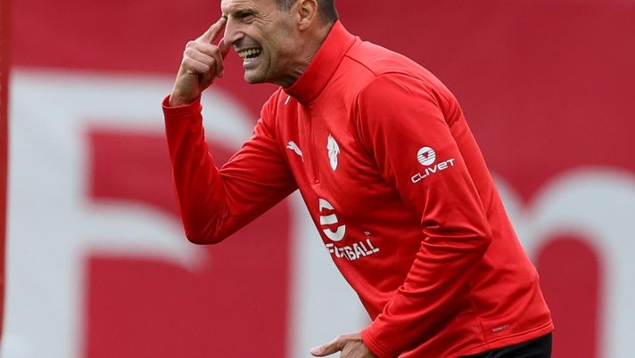 Massimiliano Allegri (allenatore AC Milan), qui durante una conferenza stampa con i rossoneri a Milanello | Milan News (Getty Images) I dubbi di formazione di Allegri e i numeri avversi: Ordine presenta Milan-Napoli
