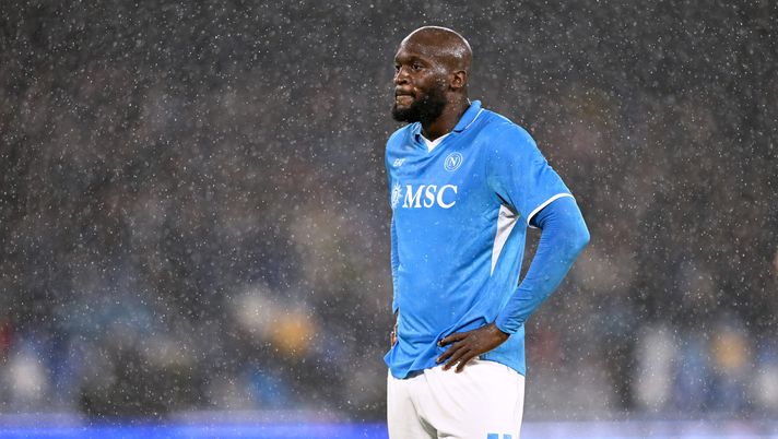 NAPLES, ITALY - DECEMBER 08: Romelu Lukaku of Napoli during the Serie A match between Napoli and SS Lazio at Stadio Diego Armando Maradona on December 08, 2024 in Naples, Italy. (Photo by Francesco Pecoraro/Getty Images) La Marca: “Lukaku riceve pochi palloni giocabili, nonostante si giochi sulle fasce” - immagine 1