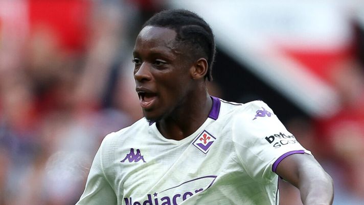 MANCHESTER, ENGLAND - AUGUST 09: Eddy Kouadio of ACF Fiorentina during the pre-season friendly match between Manchester United and ACF Fiorentina at Old Trafford on August 09, 2025 in Manchester, England. (Photo by Matt McNulty/Getty Images) Paoletti (ex ds Tobbiana) su Kouadio: “Umile, ha saputo aspettare il suo momento” - immagine 1