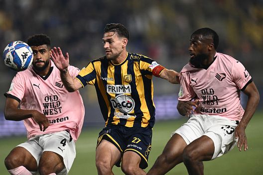 Leonardo Candellone della Juve Stabia compete per la palla con Rayyan Baniya della Juve Stabia e Salim Diakite della Juve Stabia durante la partita Play Off serie B tra Juve Stabia e Palermo allo Stadio Romeo Menti il 17 maggio 2025 a Castellammare di Stabia Castellammare sogna la A: stasera semifinale con la Cremonese- immagine 4