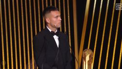 Lautaro: “Si lavora tutti i giorni per vincere trofei”. E consegna il Premio Yachine al Dibu Martinez