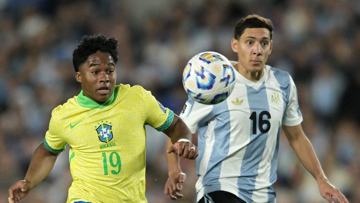 BUENOS AIRES, ARGENTINA - MARCH 25: Endrick of Brazil and Nahuel Molina of Argentina battle for the ball during the South of American FIFA World Cup 2026 Qualifier between Argentina and Brazil at Estadio Más Monumental Antonio Vespucio Liberti on March 25, 2025 in Buenos Aires, Argentina. (Photo by Marcelo Endelli/Getty Images) nazionali sudamerica