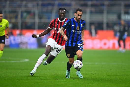 Hakan Calhanoglu in azione durante il derby Inter-Milan di domenica 22 settembre 2024 (Foto di Mattia Pistoia - Inter/Inter via Getty Images) Gianluca Galliani: 'Smettetela con le provocazioni nel derby di Milano'