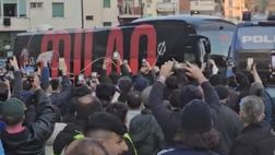 Il pullman del Milan arriva al Maradona: l’accoglienza dei tifosi del Napoli!