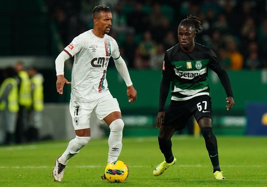 LISBONA, PORTOGALLO - 1 NOVEMBRE: Nani contro Geovany Quenda dello Sporting CP durante un match di campionato (Foto di Gualter Fatia/Getty Images) Da Quenda a Prestianni: chi sono le stelle emergenti di Sporting Cp e Benfica?- immagine 2
