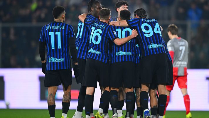 CREMONA, ITALY - FEBRUARY 01: Piotr Zielinski of FC Internazionale celebrates with team-mates after scoring the goal during the Serie A match between US Cremonese and FC Internazionale at Stadio Giovanni Zini on February 01, 2026 in Cremona, Italy. (Photo by Mattia Pistoia - Inter/Inter via Getty Images) L’Inter non sa più perdere: domata anche la Cremonese! Chivu lascia il Napoli a -9 - immagine 1