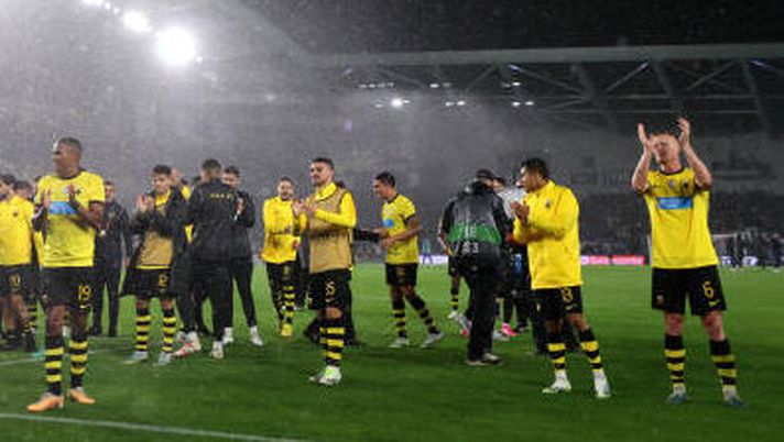 BRIGHTON, ENGLAND - SEPTEMBER 21: Players of AEK applaud fans following victory during the UEFA Europa League 2023/24 group stage match between Brighton & Hove Albion and AEK Athens FC at American Express Community Stadium on September 21, 2023 in Brighton, England. (Photo by Alex Pantling/Getty Images) AEK ATENE
