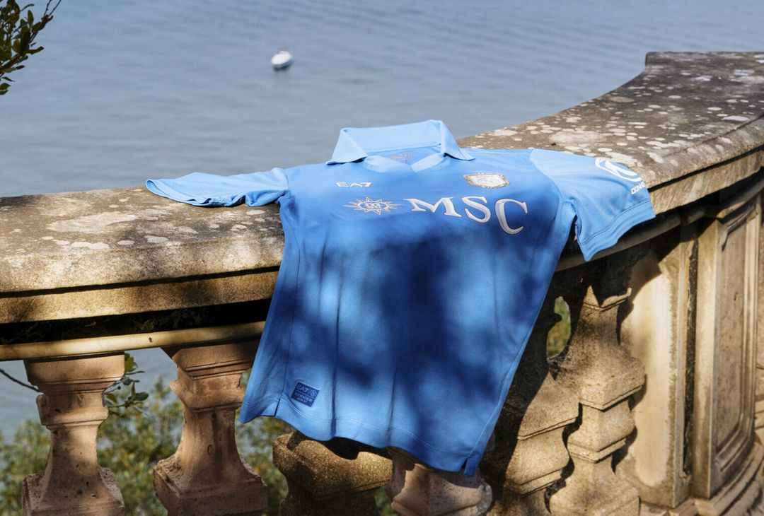 Il Napoli presenta la nuova maglia: svelata la divisa del Centenario!