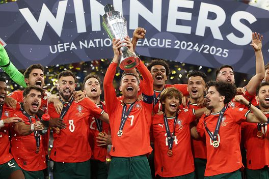 Monaco, Germania - 8 giugno 2025: Cristiano Ronaldo alza il trofeo della Nations League e festeggia coi suoi connazionali. (Foto di Lars Baron/Getty Images) Guti critica Yamal in Nazionale: “Non doveva andare in conferenza stampa col cappellino”- immagine 2