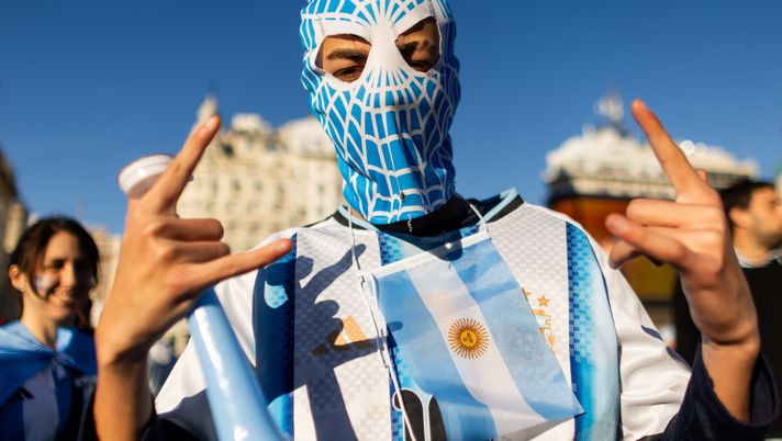 BUENOS AIRES, ARGENTINA - JULY 7: A fan celebrates Argentina's victory after the FIFA World Cup 2026 Round of 16 match between Argentina and Egypt on July 7, 2026 in Buenos Aires, Argentina. Argentina defeated Egypt 3-2 to advance to quarterfinals. (Photo by Tomas Cuesta/Getty Images) Mondiale 2026, la schedina dei quarti fa sognare: quote e sfide da brividi - immagine 1
