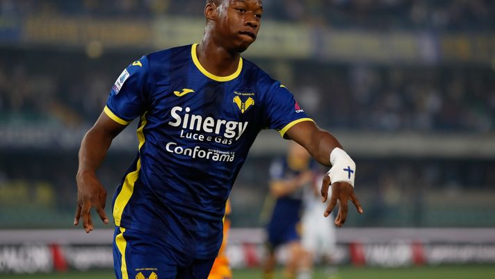 VERONA, ITALY - MAY 26: Tijjani Noslin of Verona celebrates scoring a goal during the Serie A TIM match between Hellas Verona FC and FC Internazionale at Stadio Marcantonio Bentegodi on May 26, 2024 in Verona, Italy. (Photo by Timothy Rogers/Getty Images) Lazio, con Baroni potrebbero arrivare due talenti del Verona: il punto - immagine 1