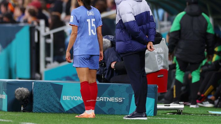SYDNEY, AUSTRALIA - JULY 23: Herve Renard, Head Coach of France, instructs to Kenza Dali before bring her in during the FIFA Women's World Cup Australia & New Zealand 2023 Group F match between France and Jamaica at Sydney Football Stadium on July 23, 2023 in Sydney, Australia. (Photo by Cameron Spencer/Getty Images) Renard torna alla guida dell’Arabia Saudita: ufficiale il sostituto di Mancini - immagine 1
