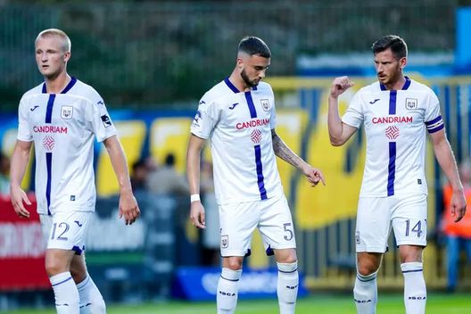 La delusione dei giocatori dell’Anderlecht Bruxelles, debutto ok per Blessin: Saint-Gilloise batte Anderlecht nel derby- immagine 3