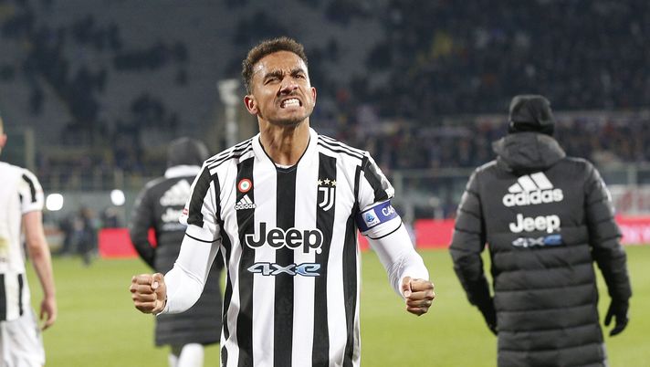 FLORENCE, ITALY - MARCH 02: Danilo Luiz da Silva of Juventus greets fans after during the Coppa Italia Semi Final 1st Leg match between ACF Fiorentina and Juventus FC at Stadio Artemio Franchi on March 2, 2022 in Florence, Italy. (Photo by Gabriele Maltinti/Getty Images) Danilo, il calciatore apre al Napoli: contatto tra Conte e l’agente. La situazione - immagine 1