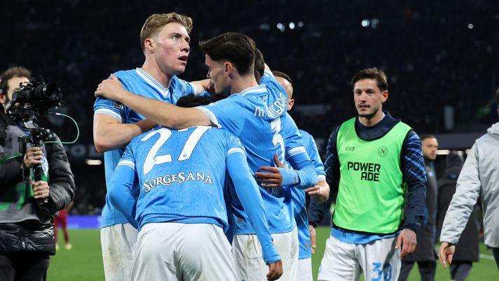 NAPLES, ITALY - FEBRUARY 15: Alisson Santos of SSC Napoli celebrates after scoring his side second goal during the Serie A match between SSC Napoli and AS Roma at Stadio Diego Armando Maradona on February 15, 2026 in Naples, Italy. (Photo by Francesco Pecoraro/Getty Images) Il Napoli è ancora in emergenza: chi può dare un contributo a gara in corso? – CdM - immagine 1