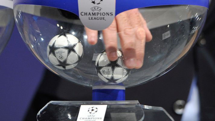 NYON, SWITZERLAND - AUGUST 08: Draw balls are shuffled during the 2014/15 UEFA Champions League Play-off round draw at the UEFA headquarters, The House of European Football on August 8, 2014 in Nyon, Switzerland. (Photo by Harold Cunningham/Getty Images) Sorteggio playoff Champions