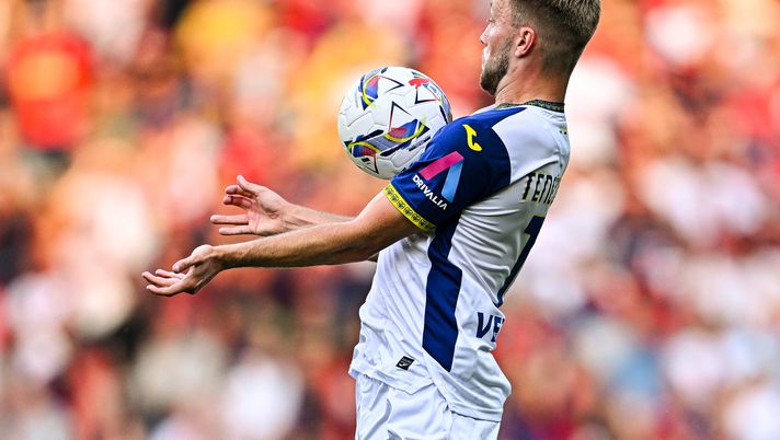 GENOA, ITALY - SEPTEMBER 1: Casper Tengstedt of Hellas Verona is seen in action during the Serie A match between Genoa CFC and Hellas Verona FC at Stadio Luigi Ferraris on September 1, 2024 in Genoa, Italy. (Photo by Simone Arveda/Getty Images) Verso Hellas Verona-Torino: attenzione a Tengstedt e all’estro sulla trequarti - immagine 1