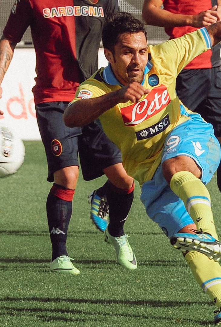 Poco più di 24 ore separano Cagliari-Napoli dal suo fischio d'inizio. Valevole per la 30ª giornata di Serie A, la gara andrà in scena domani, venerdì 20 marzo, alle 18:30. Nel frattempo, per smorzare l'attesa, l'account Instagram della società partenopea ha pubblicato un post composto da undici fotografie, una per ogni battaglia che ha avuto per protagoniste, sotto i riflettori dell'Unipol Domus (e ancor prima dello stadio Sant'Elia), la compagine sarda e quella partenopea. Un viaggio che parte dalla stagione 2010/11 e si conclude con quella più recente più recente, ossia la 2024/25.