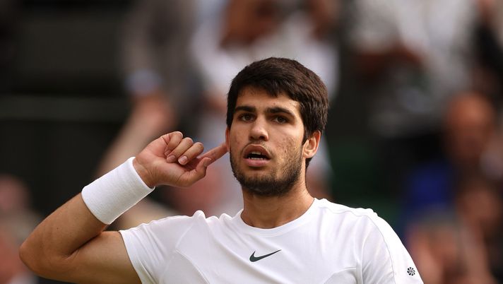 LONDON, ENGLAND - JULY 16: Carlos Alcaraz of Spain reacts to the crowd against Novak Djokovic of Serbia in the Men's Singles Final on day fourteen of The Championships Wimbledon 2023 at All England Lawn Tennis and Croquet Club on July 16, 2023 in London, England. (Photo by Julian Finney/Getty Images) Us Open, ecco le semifinali. Ci sono 3 dei 4 giocatori più abili sul cemento - immagine 1