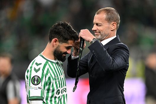 Un deluso Isco riceve la medaglia di argento da Alexander Ceferin (Photo by Stuart Franklin/Getty Images) Il ritorno di Isco: arriva il riconoscimento come miglior giocatore della Conference League- immagine 2