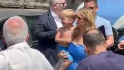 Kat e il piccolo Ciro lasciano il Maschio Angioino: applausi e commozione