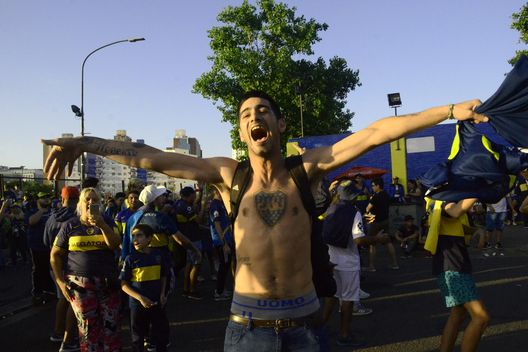 BUENOS AIRES, ARGENTINA - 4 DICEMBRE: Un tifoso del Boca Juniors applaude la sua squadra durante un comizio per salutare i giocatori del Boca Juniors che si recheranno a Madrid per giocare contro il River Plate nella finale di ritorno della Copa CONMEBOL Libertadores a Plaza Lezama, il 4 dicembre 2018 a Buenos Aires, Argentina. (Foto di Paula Ribas/Getty Images) Tifoserie a confronto: Bayern-Boca Juniors, chi vince sugli spalti?- immagine 4