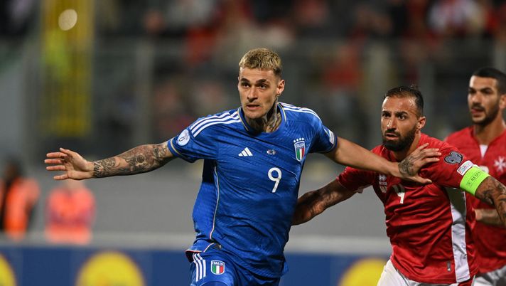 MALTA, MALTA - MARCH 26: Gianluca Scamacca of Italy in action during the UEFA EURO 2024 qualifying round group C match between Malta and Italy at Ta' Qali Stadium on March 26, 2023 in Malta, Malta. (Photo by Claudio Villa/Getty Images ) Tutti i derby di mercato della settimana secondo Schira - immagine 1