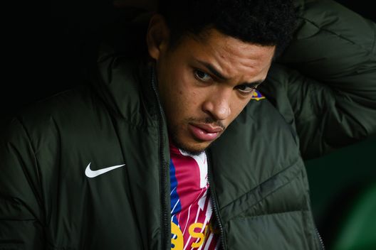 SEVILLE, SPAIN - JANUARY 21: Vitor Roque of FC Barcelona looks on during the LaLiga EA Sports match between Real Betis and FC Barcelona at Estadio Benito Villamarin on January 21, 2024 in Seville, Spain. (Photo by David Ramos/Getty Images) Vitor Roque, debutto da sogno: l’ex obiettivo viola in gol contro il Leganes- immagine 2