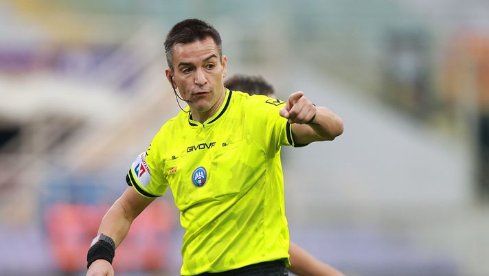 FLORENCE, ITALY - NOVEMBER 2: Antonio Rapuano referee gestures during the Serie A match between ACF Fiorentina and US Lecce at Artemio Franchi on November 2, 2025 in Florence, Italy. (Photo by Gabriele Maltinti/Getty Images) Serie A, le designazioni arbitrali: Verona-Torino a Rapuano, al VAR Maggioni - immagine 1