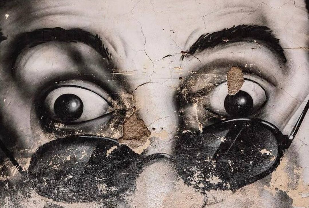 SII AUTENTICO Napoli, un luogo pieno di vicoli trafficati e stradine strette in cui si sente ancora lo spirito autentico della città. I Quartieri Spagnoli sono la perfetta miscela di quello spirito napoletano, con ogni angolo in grado di raccontare le tante vite di questa terra. Qui, tra mercatini, ristoranti e palazzi, potrai provare gli odori, i suoni e i gusti che rendono unica la nostra città. La vita nei quartieri spagnoli è un mix di eccitazione e tranquillità. L'emozione arriva dai turisti desiderosi di scoprire ogni parte della zona, mentre la tranquillità arriva dai residenti dei Quartieri Spagnoli, che restano distaccati dal ritmo di vita rapido che la società moderna ci impone.