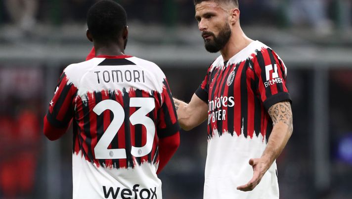 MILAN, ITALY - APRIL 04: Olivier Giroud of AC Milan speaks with Fikayo Tomori during the Serie A match between AC Milan and Bologna FC at Stadio Giuseppe Meazza on April 04, 2022 in Milan, Italy. (Photo by Marco Luzzani/Getty Images) maglia Milan