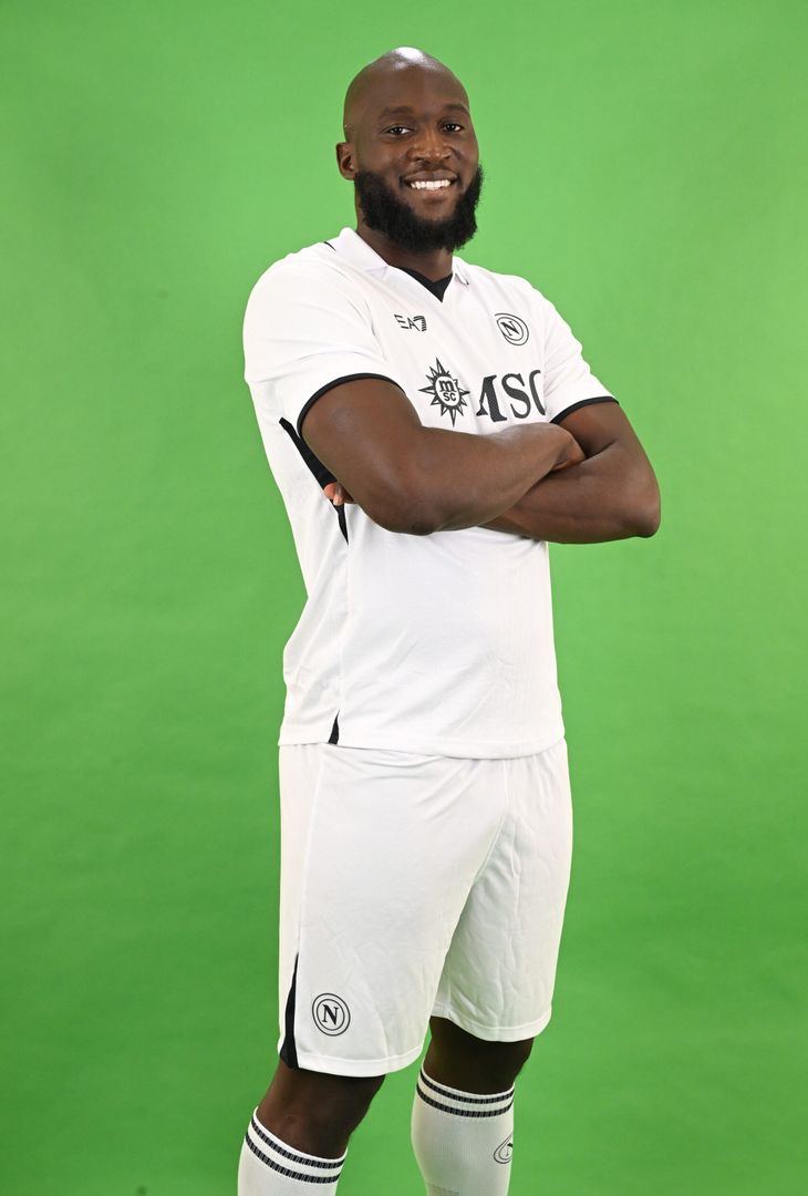 GALLERY Lukaku posa con la divisa del Napoli: gli scatti con la maglia azzurra e bianca - immagine 4
