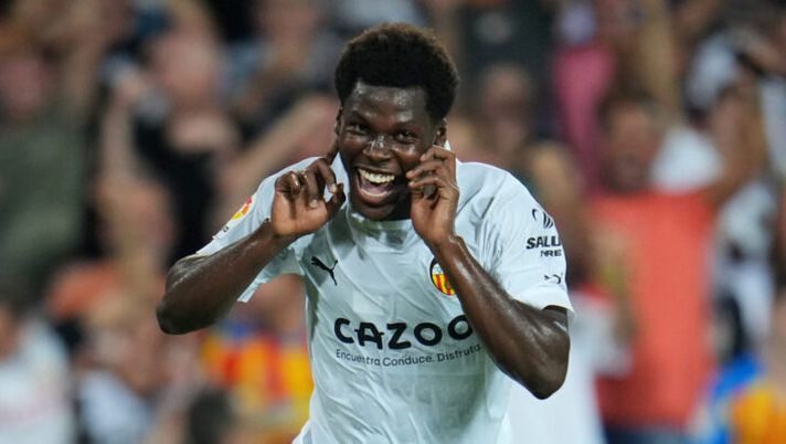 VALENCIA, SPAIN - AUGUST 29: Yunus Musah of Valencia CF celebrates after scoring a goal that was later disallowed following a VAR review during the LaLiga Santander match between Valencia CF and Atletico de Madrid at Estadio Mestalla on August 29, 2022 in Valencia, Spain. (Photo by Aitor Alcalde/Getty Images) HERE WE GO – Milan, è fatta per l’arrivo di Musah: ecco le cifre, ora le visite - immagine 1