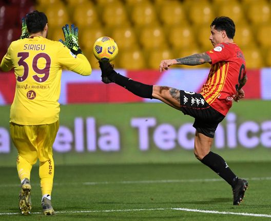 BENEVENTO, ITALY - JANUARY 22: Gianluca Lapadula of Benevento reaches for the ball ahead of Salvatore Sirigu of Torino during the Serie A match between Benevento Calcio and Torino FC at Stadio Ciro Vigorito on January 22, 2021 in Benevento, Italy. (Photo by Francesco Pecoraro/Getty Images)