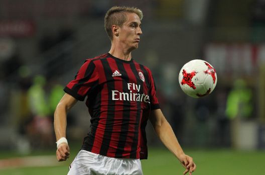MILAN, ITALY - AUGUST 17: Andrea Conti of AC Milan controls the ball during the UEFA Europa League Qualifying Play-Offs round first leg match between AC Milan and KF Shkendija 79 at Stadio Giuseppe Meazza on August 17, 2017 in Milan, Italy. (Photo by Marco Luzzani/Getty Images) GUIDA ALL’ASTA – Chi prendere e chi evitare al fantacalcio: tutti i consigli per l’asta- immagine 3